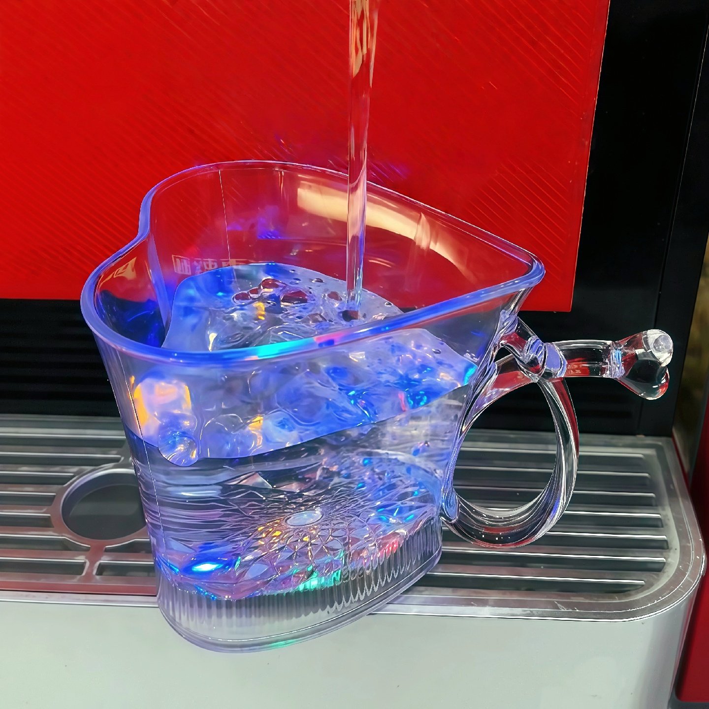 葡萄美酒夜光杯爱心发光酒杯七彩感应杯子透明朋友聚会发光啤酒杯