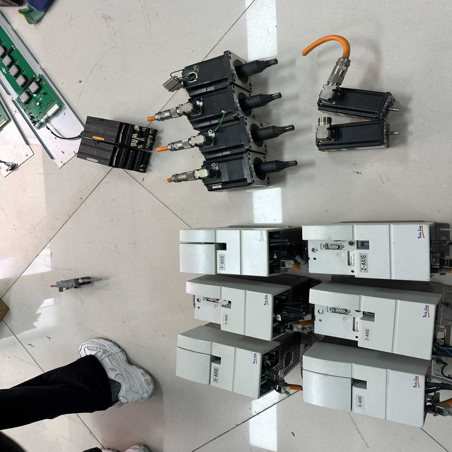 咨询-百格拉驱动套装，6套，！有台电机航插有点破损，不