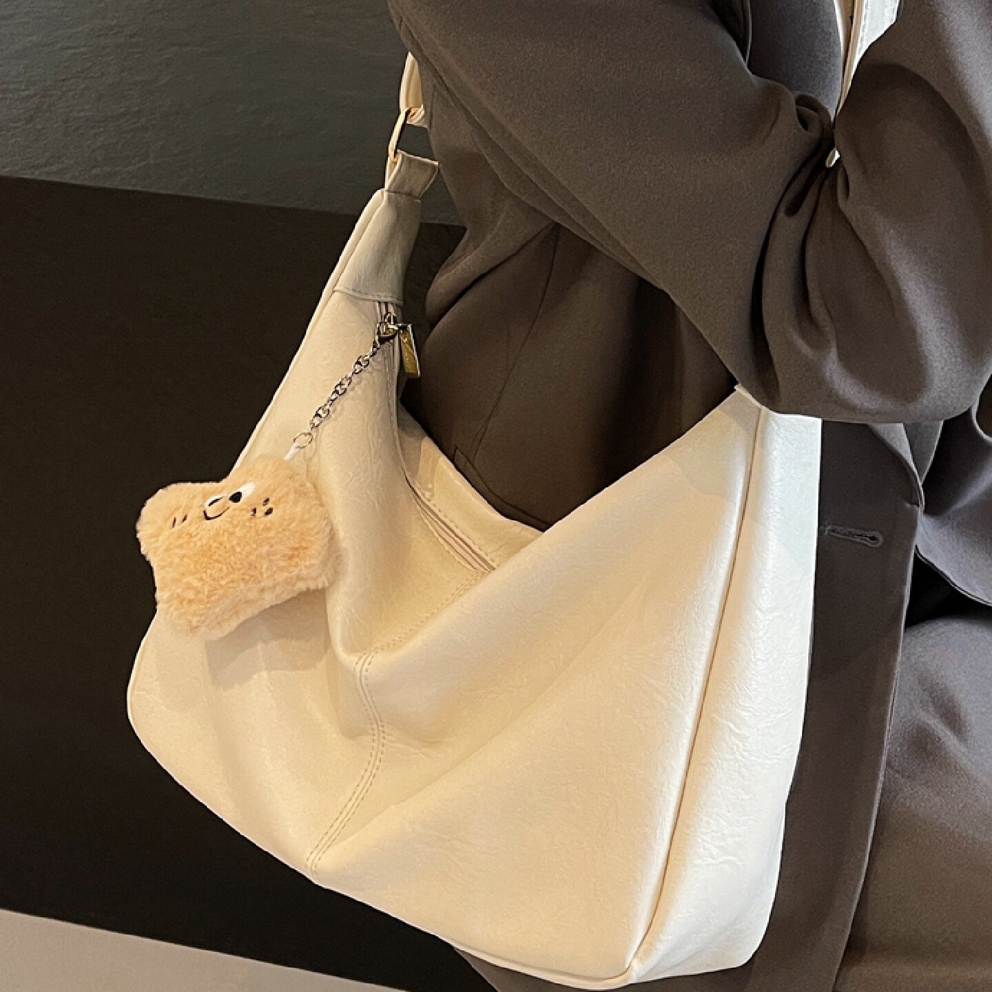 大容量斜挎包女2025新款松弛感百搭休闲单肩包秋冬软皮通勤托特包