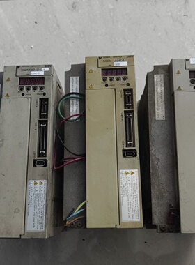 安川伺服驱动器SGDM30ADA两台其中有一台安装孔破议价