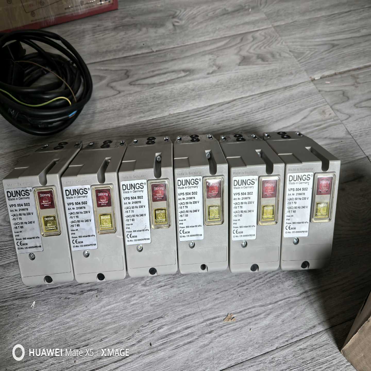 冬斯VPS504S02电压230V，还有个24VDC的。--议价商品