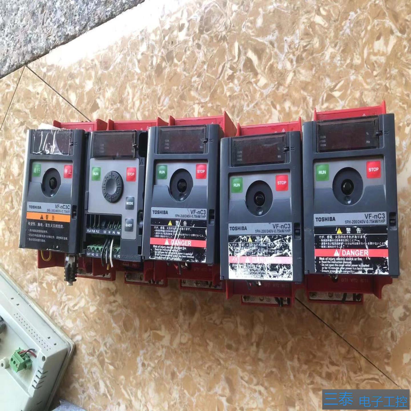 变频器VFNC3S-2007PL 数量五只 有一只上盖不，议价