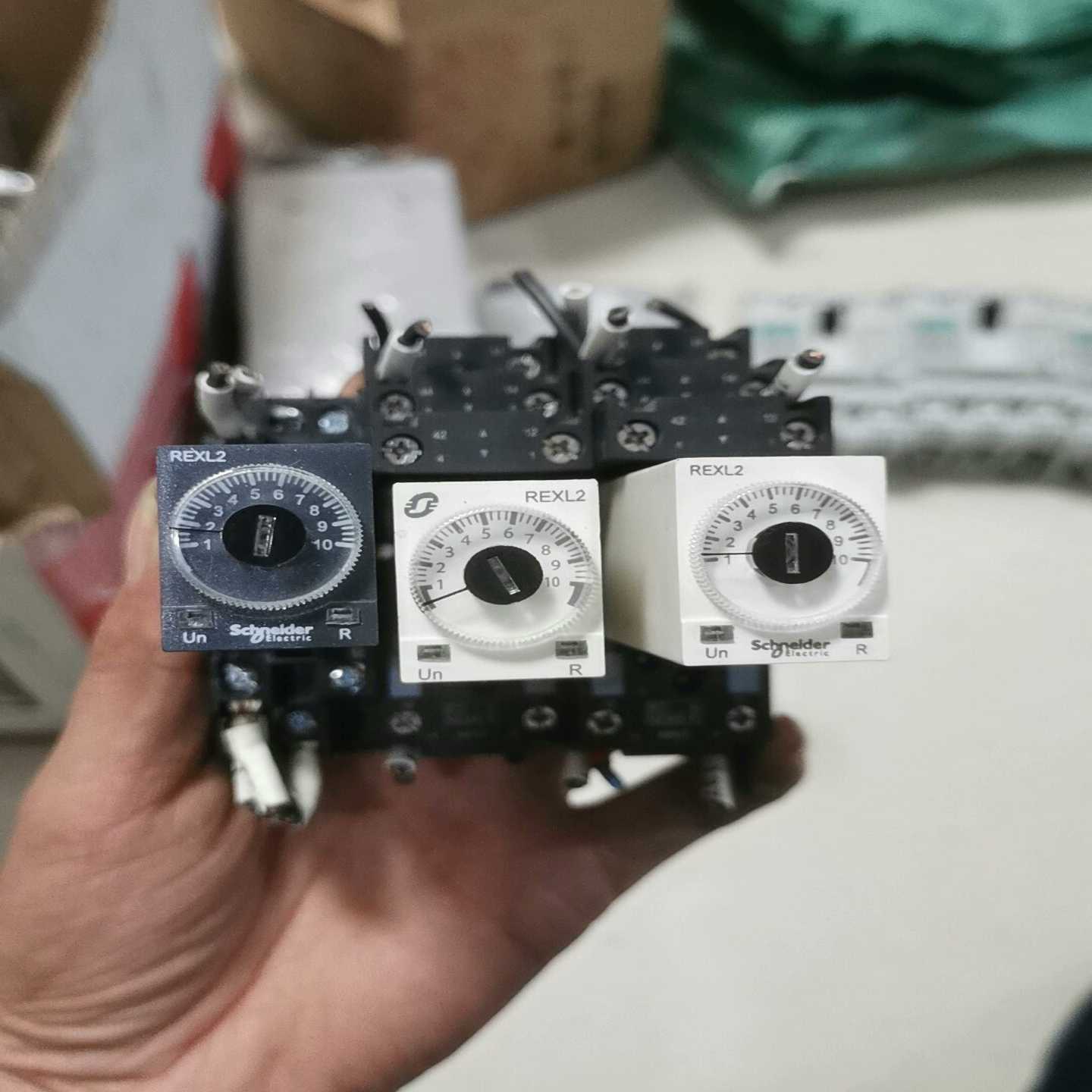 询价Schneider时间继电器REXL2TMP7三个