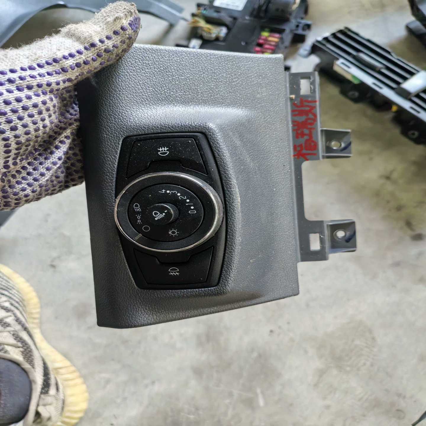 福特福克斯原装大灯开关，原装拆车件，成色如图，有正常使用痕迹