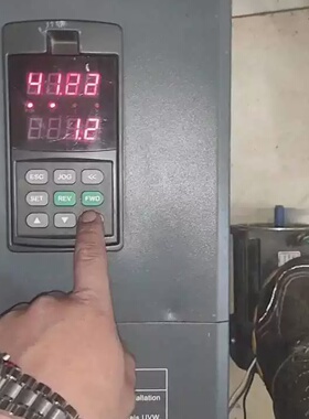 寻“”变频器AE24T015G0185P拆机的成色实物图