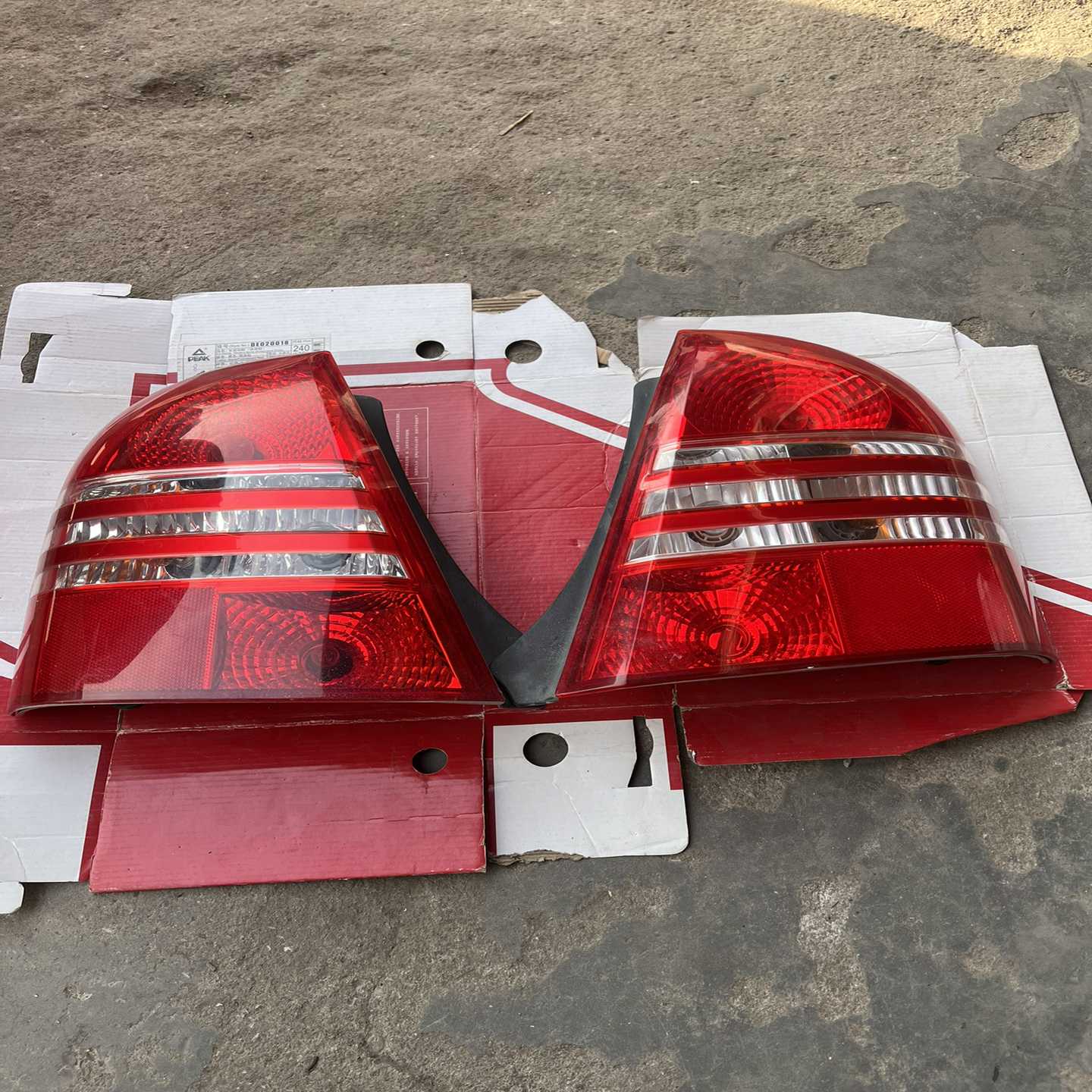 马自达323福美来后尾灯，一对，成色如图，几乎全新。拆车件，--