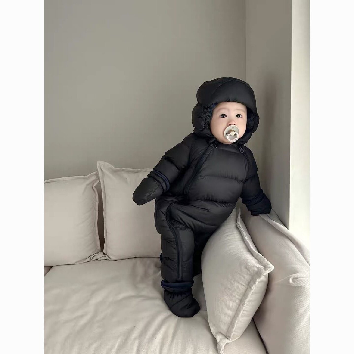 婴幼儿连体羽绒服冬季加厚抱衣新生儿韩版洋气保暖男宝宝连帽爬服