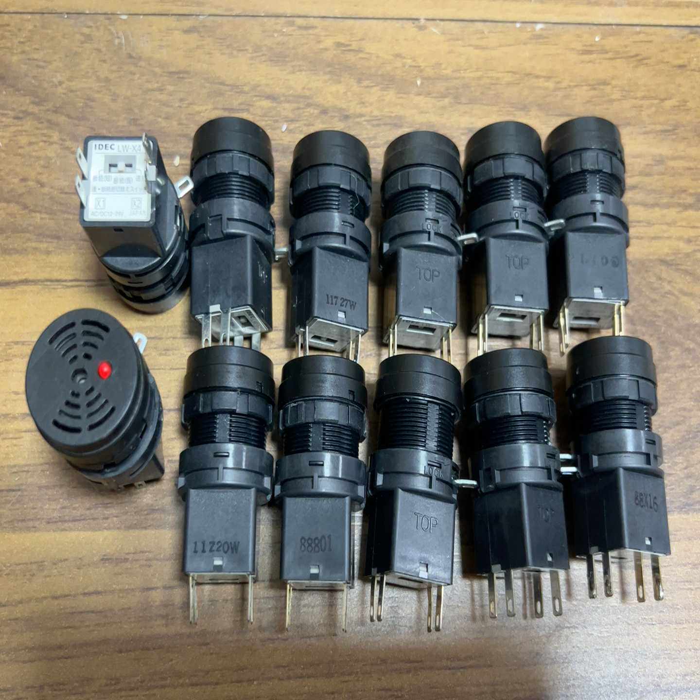 IDEC和泉蜂器AC/DC224V.LW-X4--议价商品