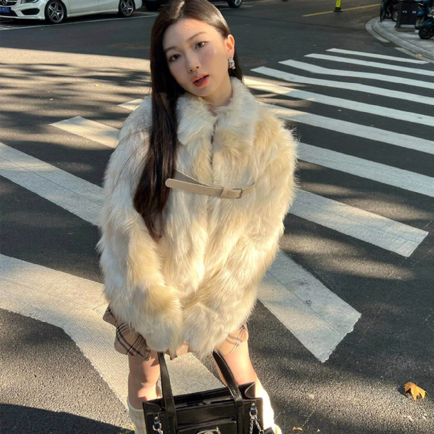 2025冬季气质年轻款仿狐狸毛皮草外套女短款皮扣毛毛绒高级感大衣