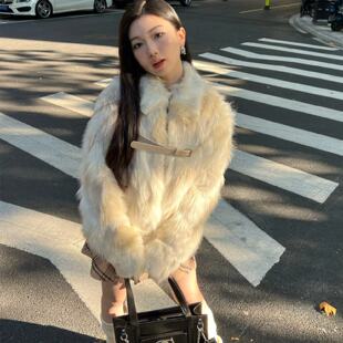 2025冬季气质年轻款仿狐狸毛皮草外套女短款皮扣毛毛绒高级感大衣