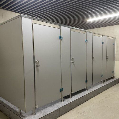 PVC防水板厕所洗手间抗倍特隔断板学校公共卫生间隔断工地隔墙门