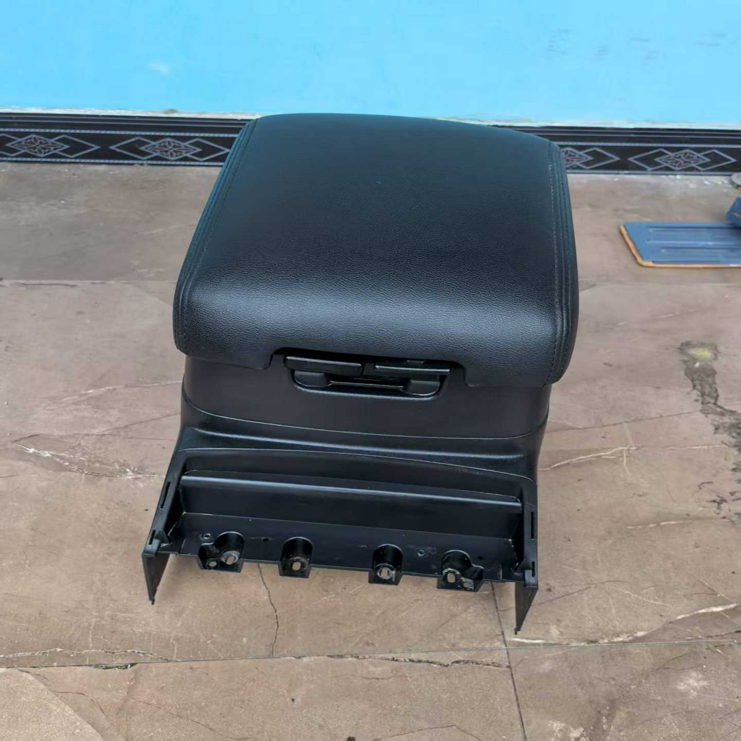 三菱帕杰罗V93V97扶手箱帕杰罗v93v97中央扶手--议价商品