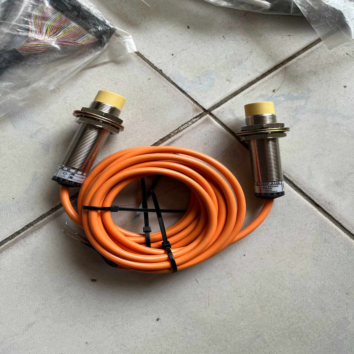 RJ105F-A10K接近开关两个无包装要的联系议价询价