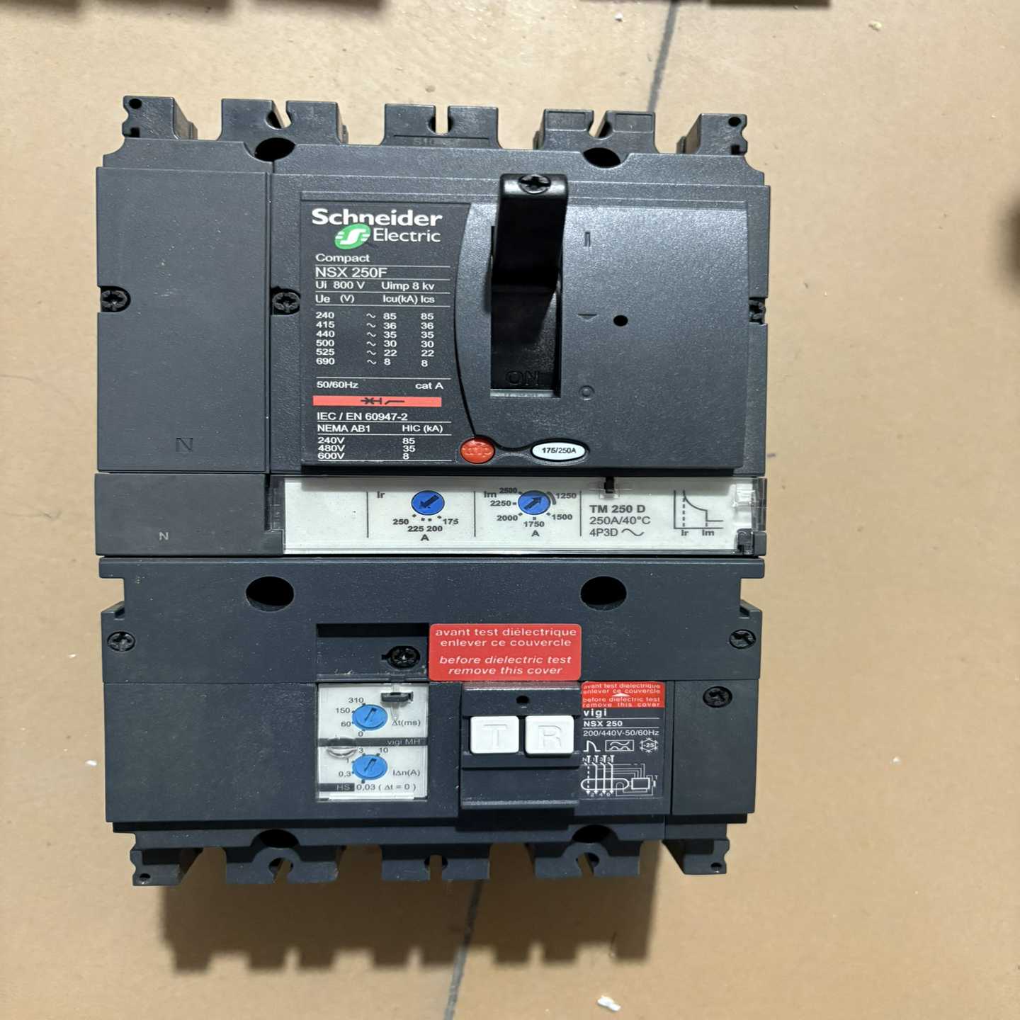 施耐德NSX250F塑壳漏电断路器，4P，250A，800V--议价商品