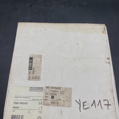 NEW SCHNEIDER AUTOMATION TSX17ACC5 UTWAYTSX1720 ADAPTER