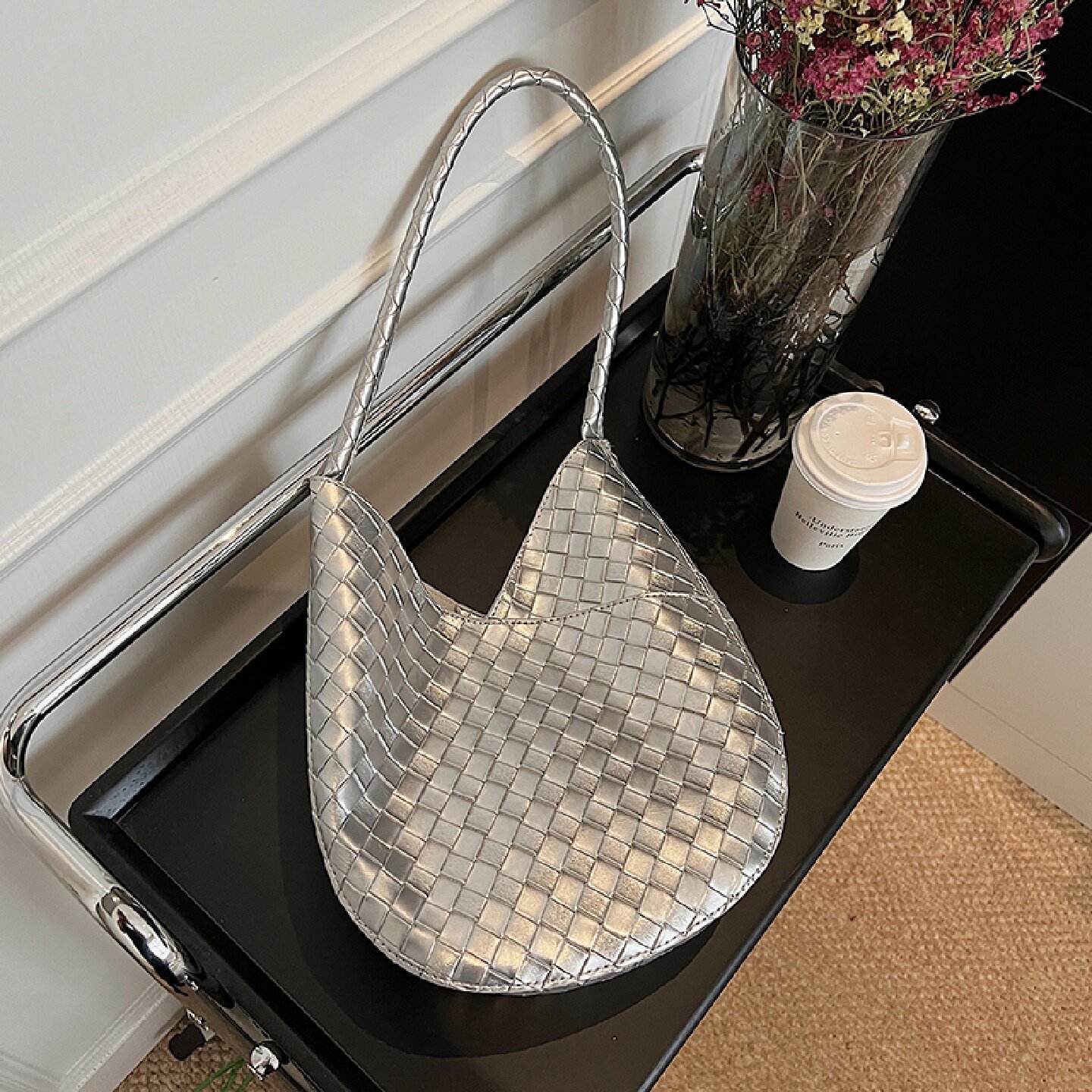 超火银色编织包包女2025新款通勤百搭单肩腋下包外出小拎包水桶包