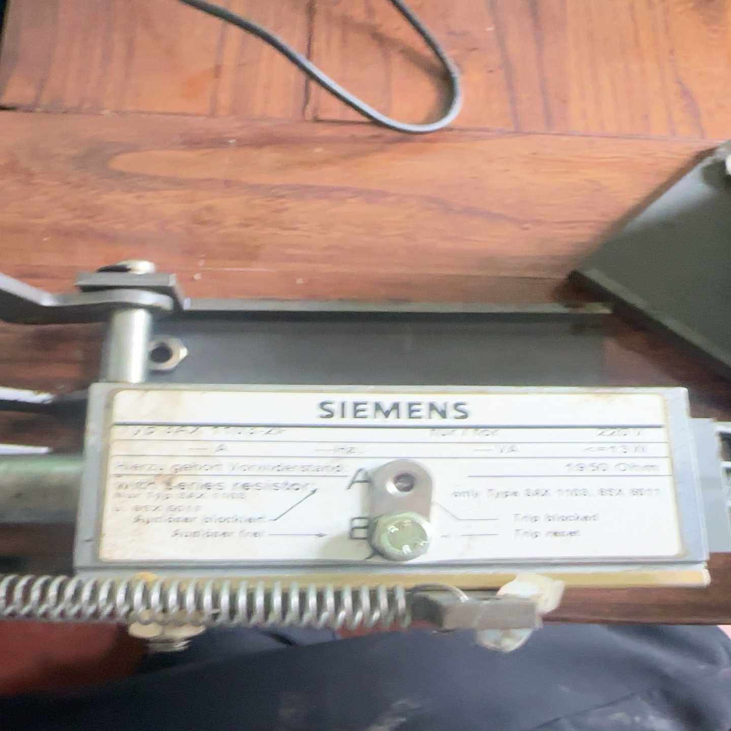 西门子3AX1103-2F欠压脱扣器实物拍摄议价出售--议价商品