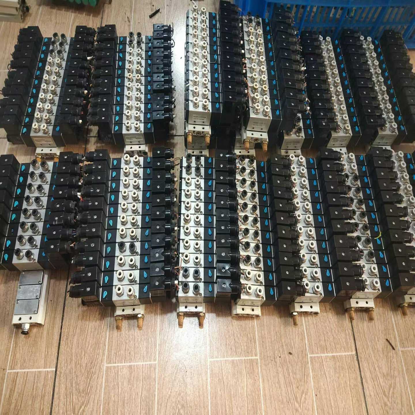 大量电磁阀4V210-08、4V220-083电磁阀DC24