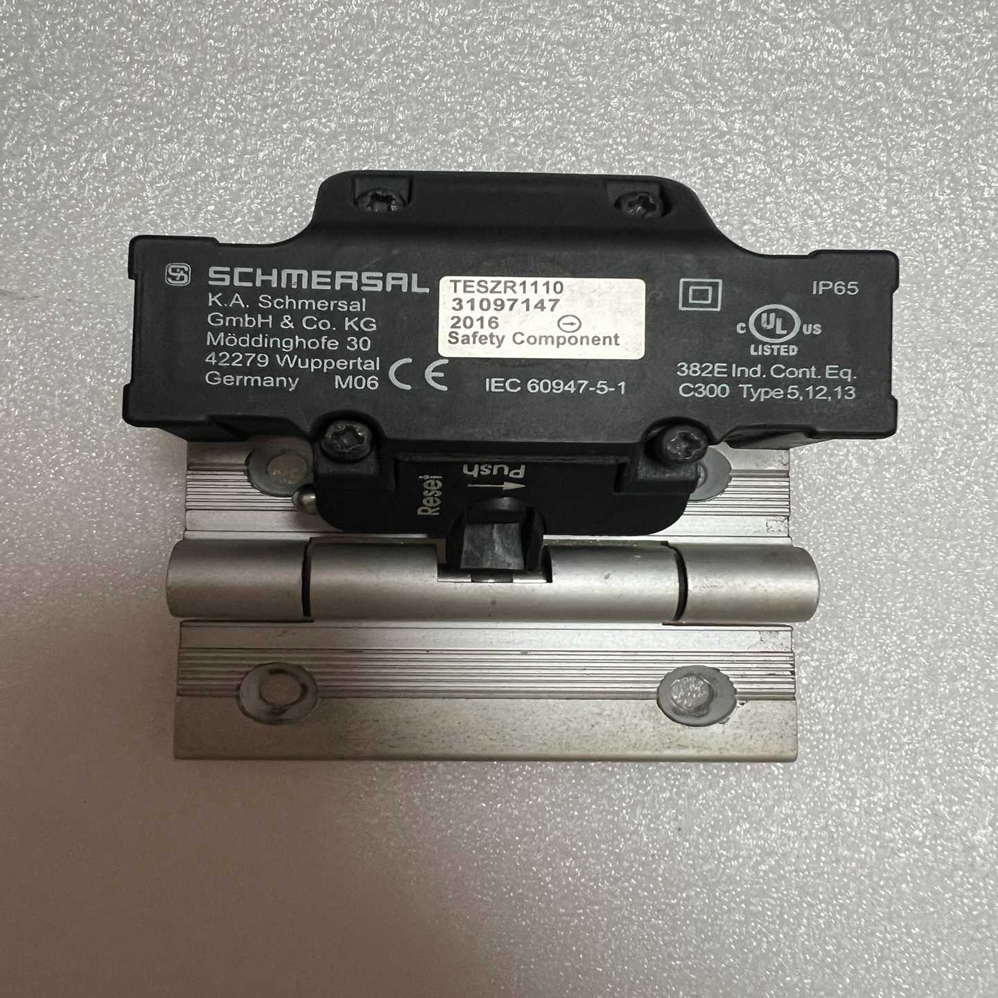 德国SCHMERSAL施迈赛安全门铰限位开关，型号TESZR--议价商品