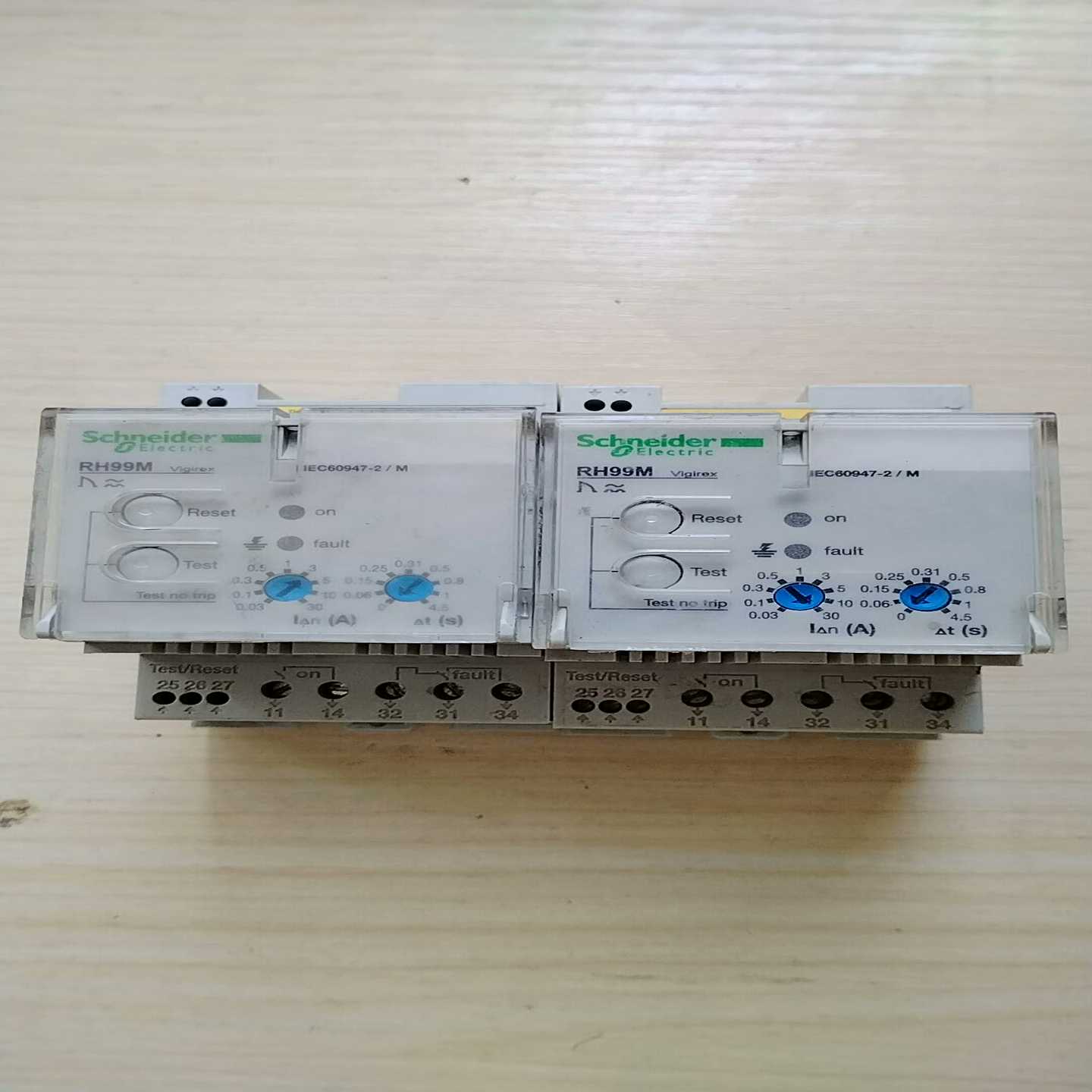 施耐德RH99M手动复位器。56170。拆机的，成色如图，有-询价客服