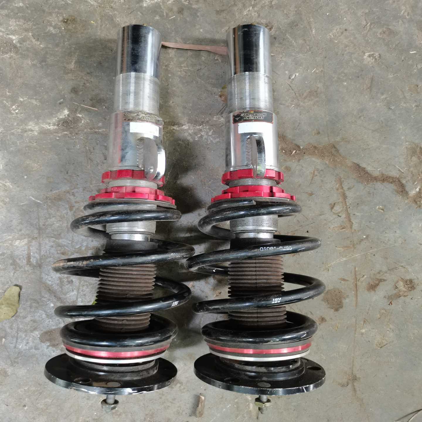 台湾AGT绞牙避震，有一根芯子变形弯了需换筒芯，成色很新无漏询