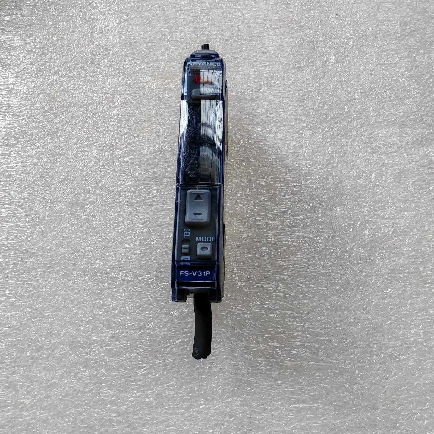 基恩士FS-V31P光纤放大器，剪线的，成色如图，图片都询价