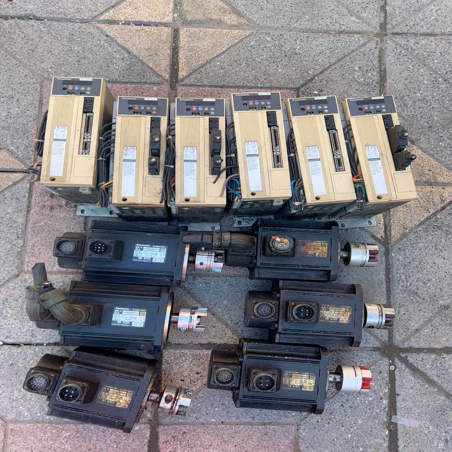 出拆机松下伺服驱动电机，驱动MDDA153A1A有五台，MD--议价商品