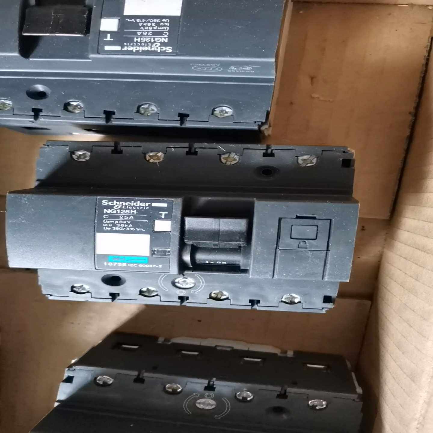 未使用无包装断路器NG125H 4P C25A~询价
