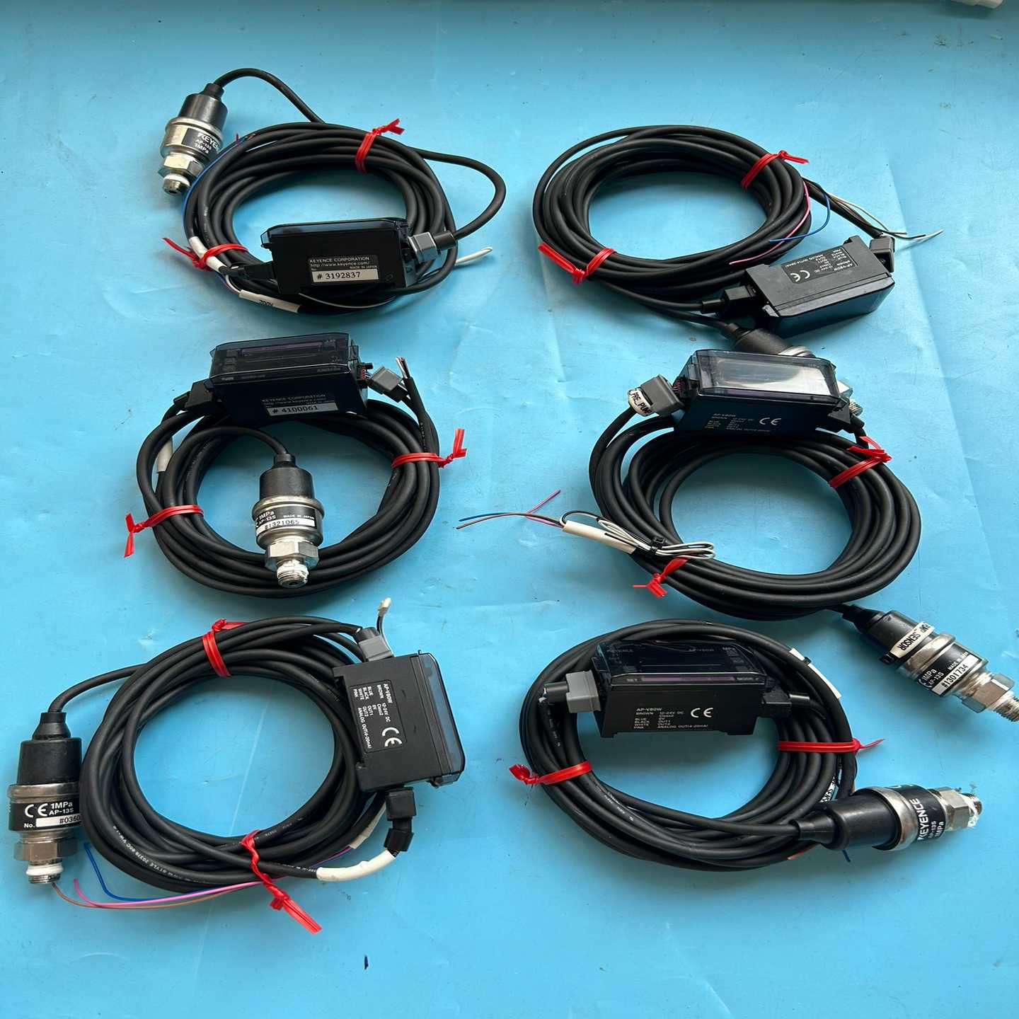 9新基恩士放大器传感器套装AP-13S，AP-V80W。实询价