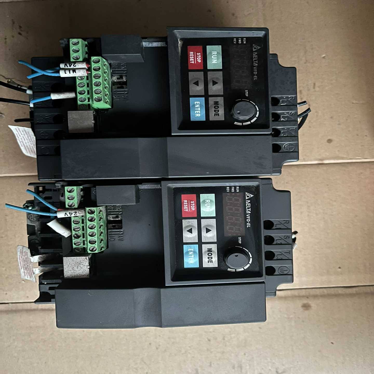 议价变频器vfd022el4a两台，成色如图，功能正常，标适用