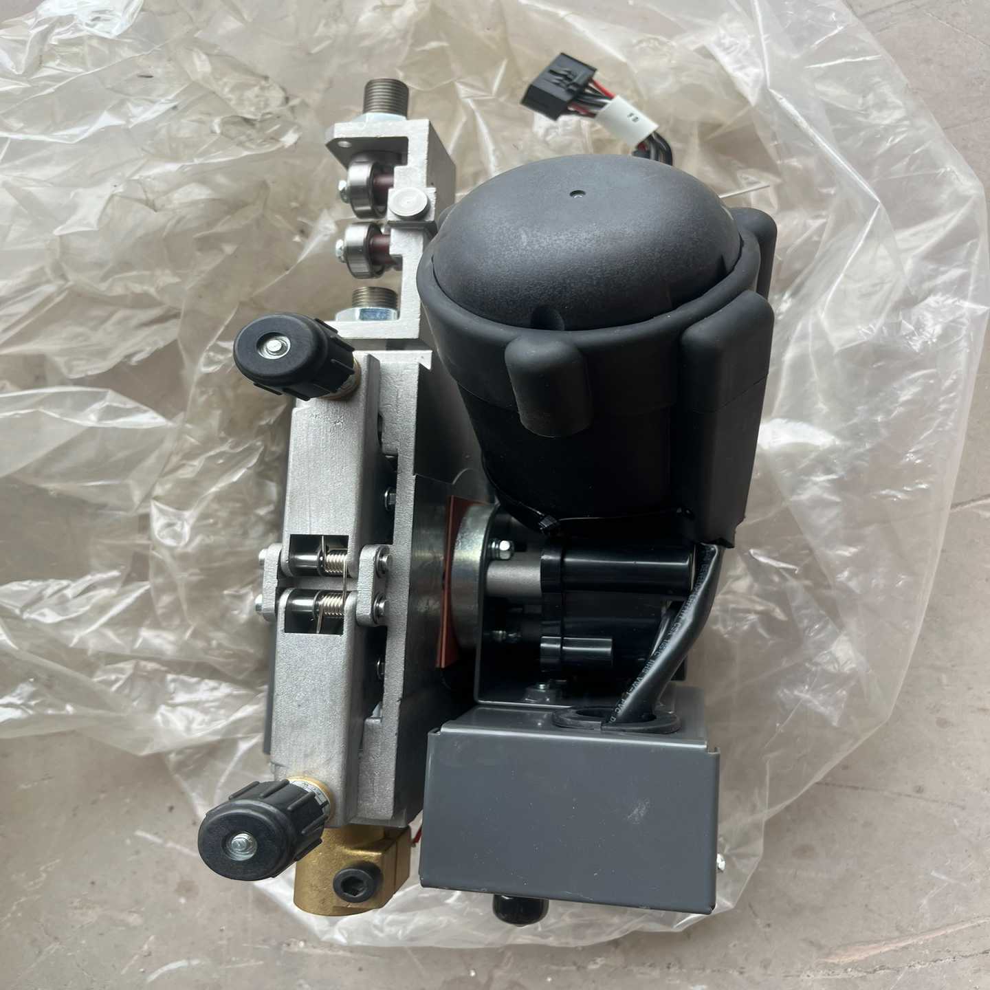 YW-CRF011HBE送丝机，厂里没用过的，外观有磕碰询价