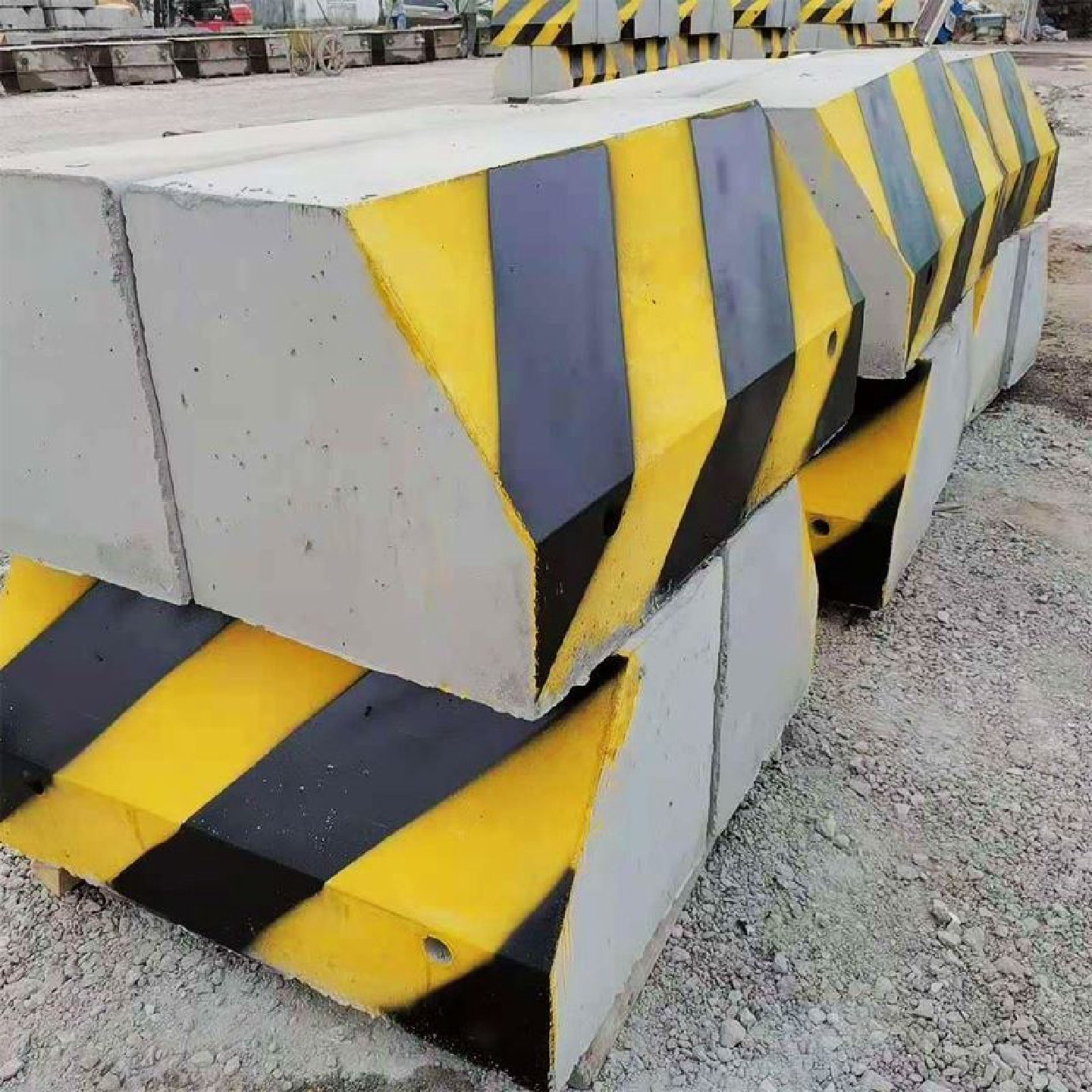 水泥墩隔离路障交通道路车辆安全防撞墩马路混凝土石头护栏警示墩