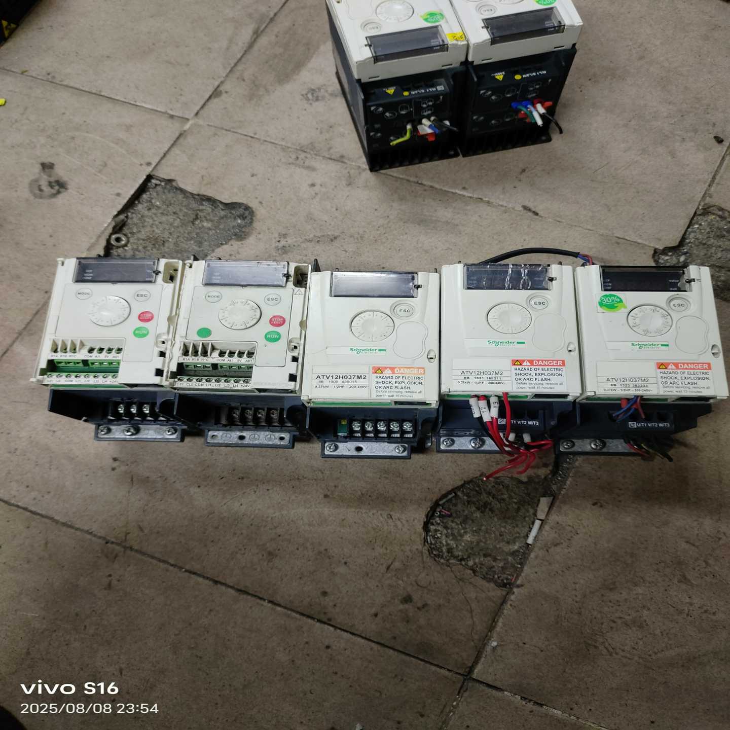 施耐德变频器，型号ATV12H037M2，0.37KW，成色--议价商品