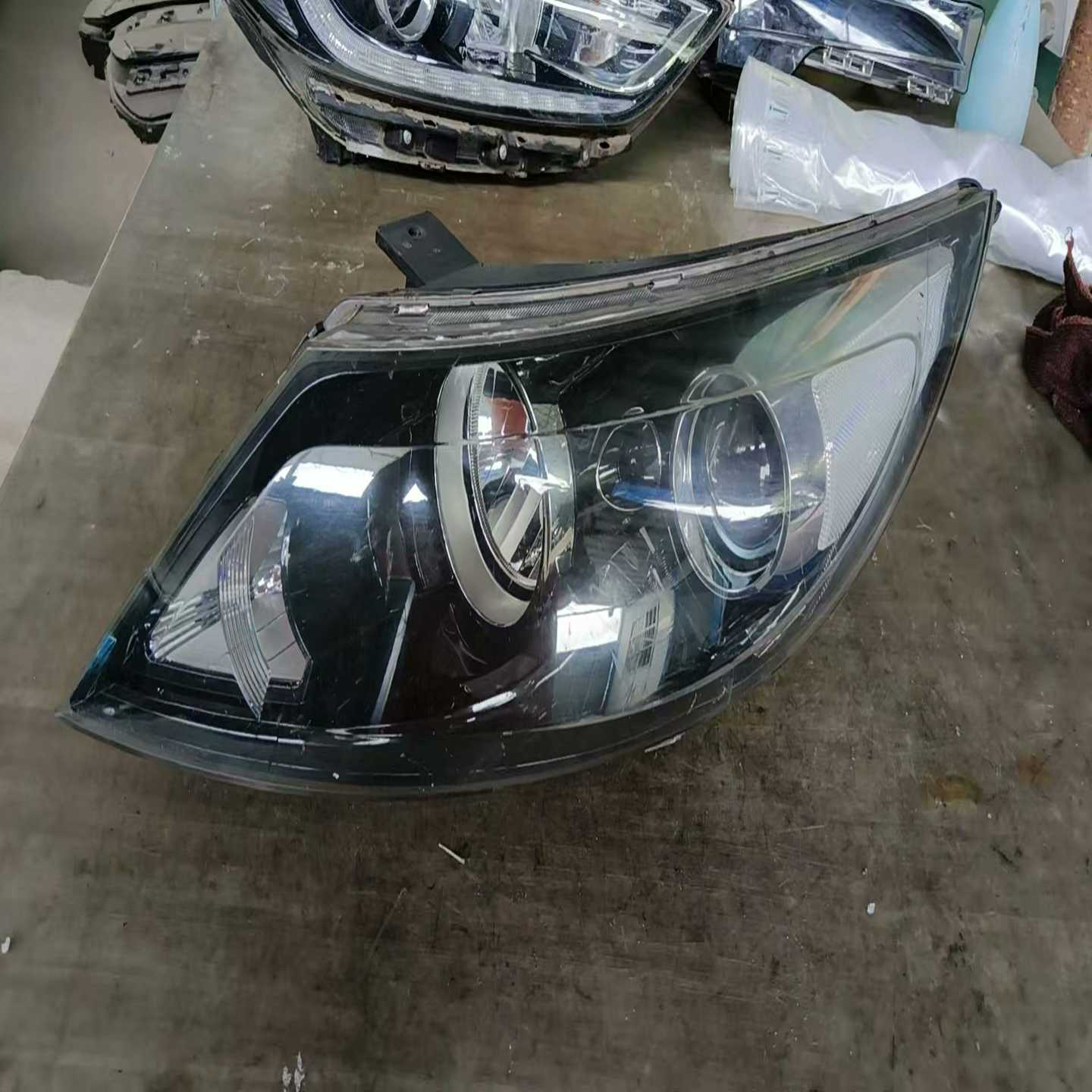 F102起亚智跑左大灯，卤素灯，原厂拆车件，手指处瑕疵，--议价商