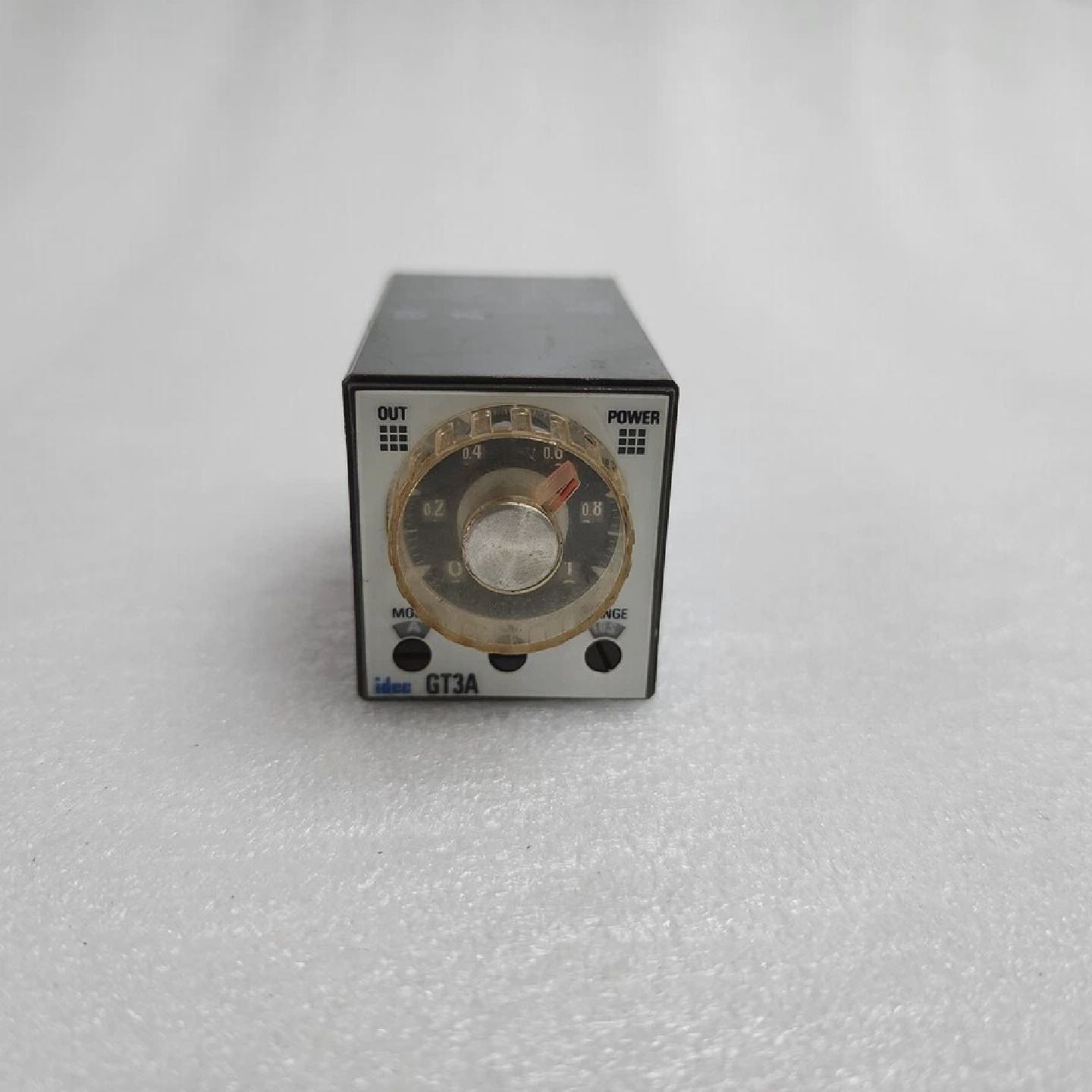 IDEC GT3A3 AF20 ELEKTRONISCHE ZEITSCHALTUHR 100240VAC - 实物图