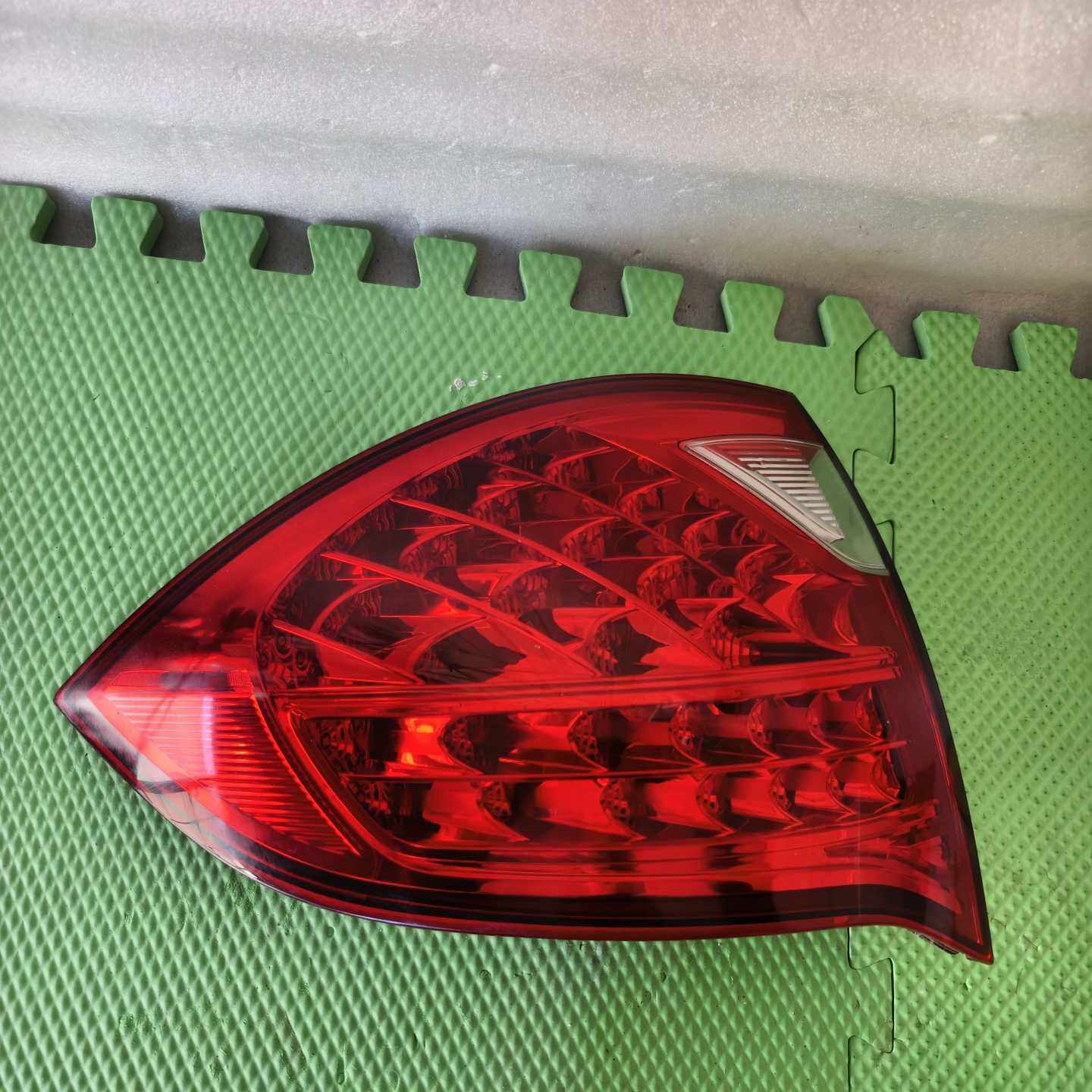 1114年款保时捷卡宴尾灯