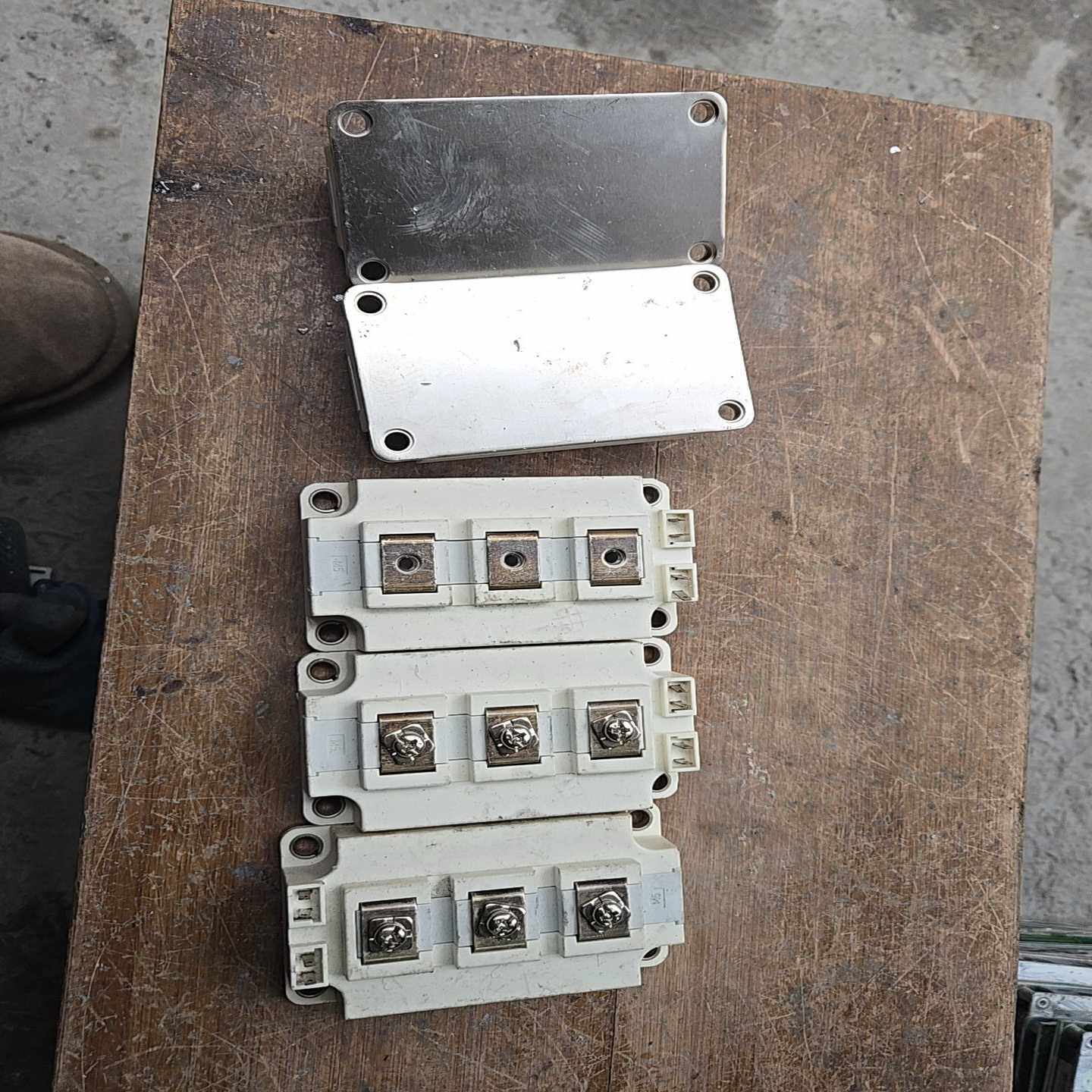 英飞凌  FF300R06KE3-B2   。功能。5个~询价