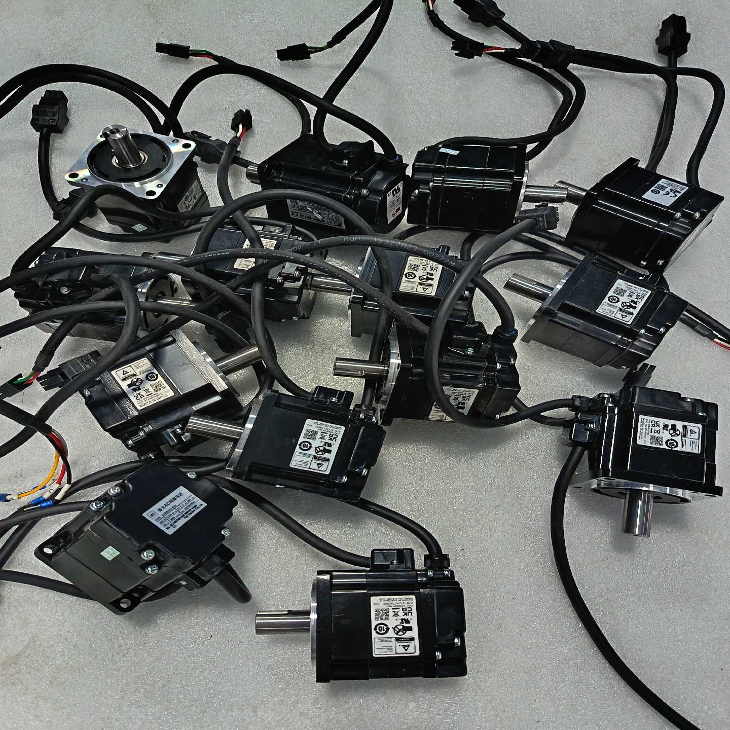 富士AC伺服电机，型号GYB201D7-RC2，200W，成--议价商品