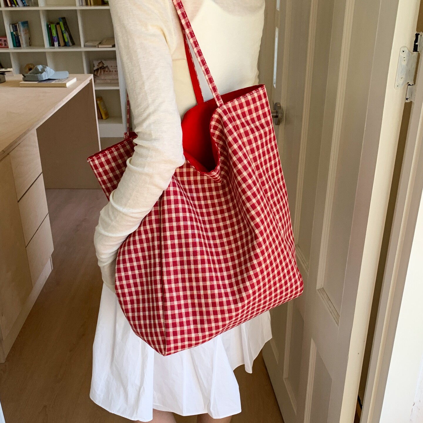 韩系红色格子帆布包女2025新款休闲大容量单肩托特包慵懒风购物袋