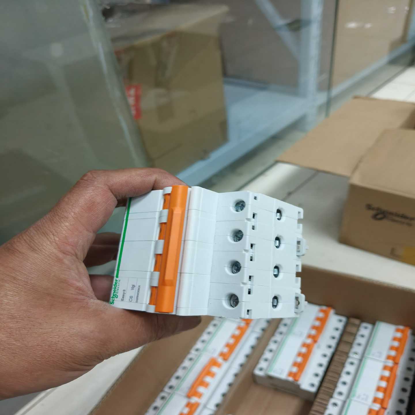 议价施耐德4P断路器Easy9C6全新正品原包装，有14个