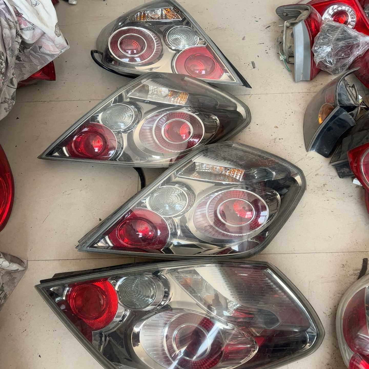 别克君越尾灯，几乎全新，原厂拆车件。适用06-08款君越，左--议