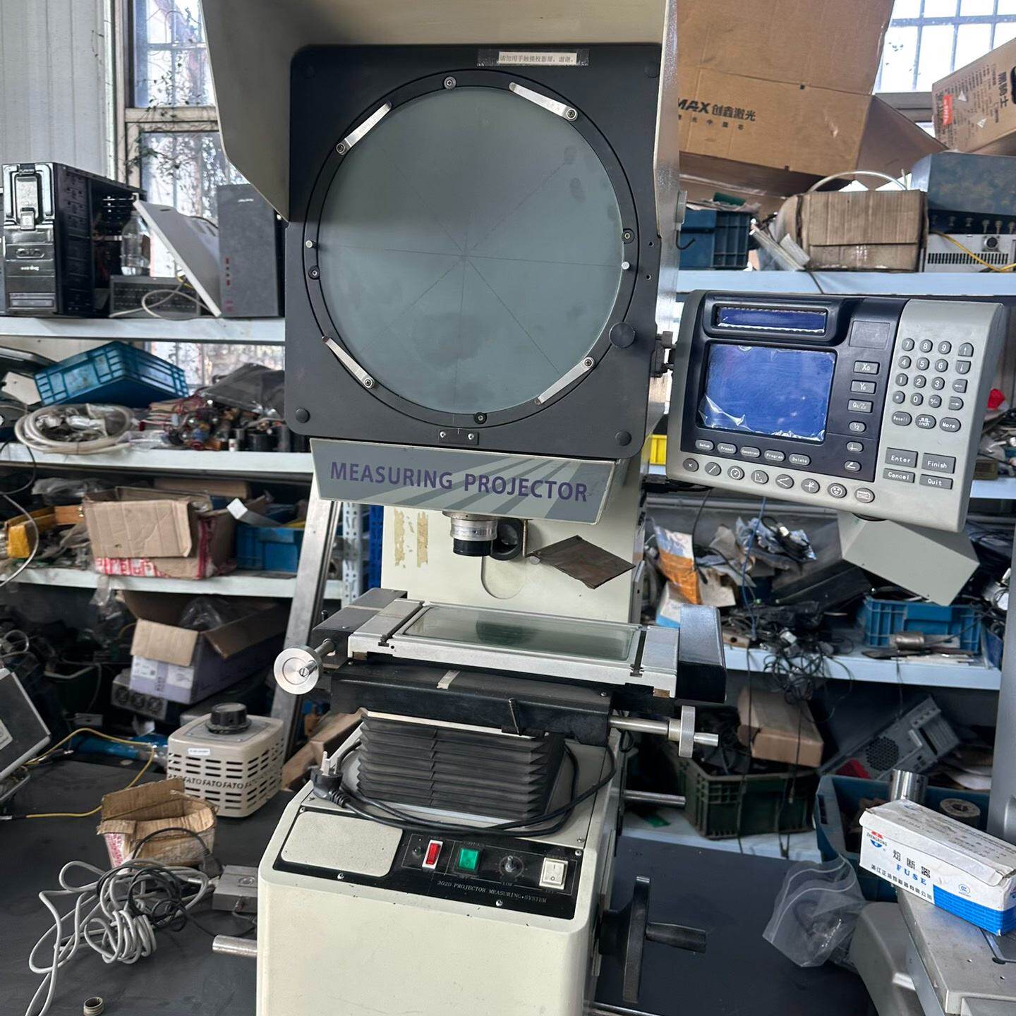 几乎全新投影测量仪，型号CPJ-3015，带显示屏，插电即用--议价商