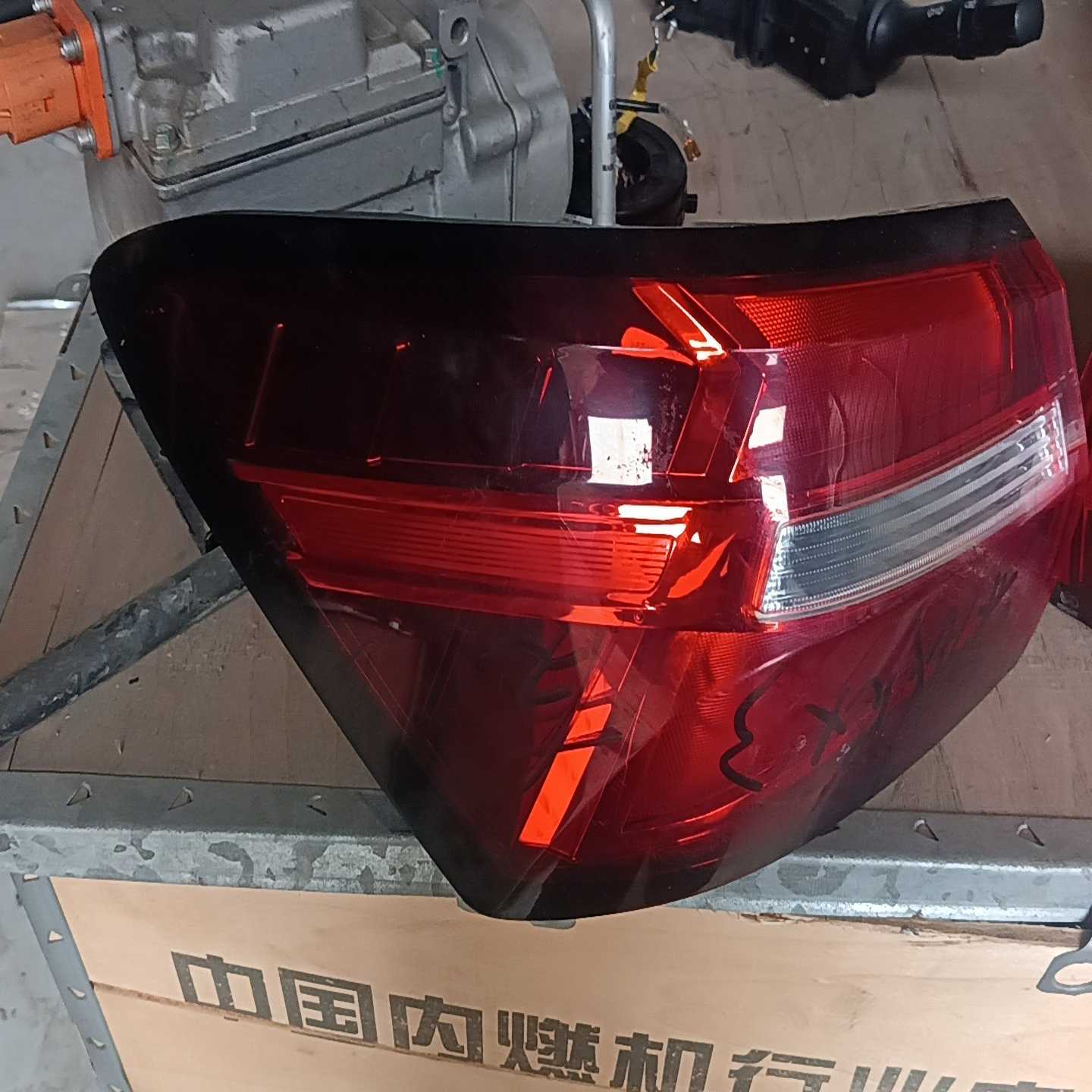 19年荣威RX3拆车件，原厂后尾灯一对，成色还可以，灯面有点--议