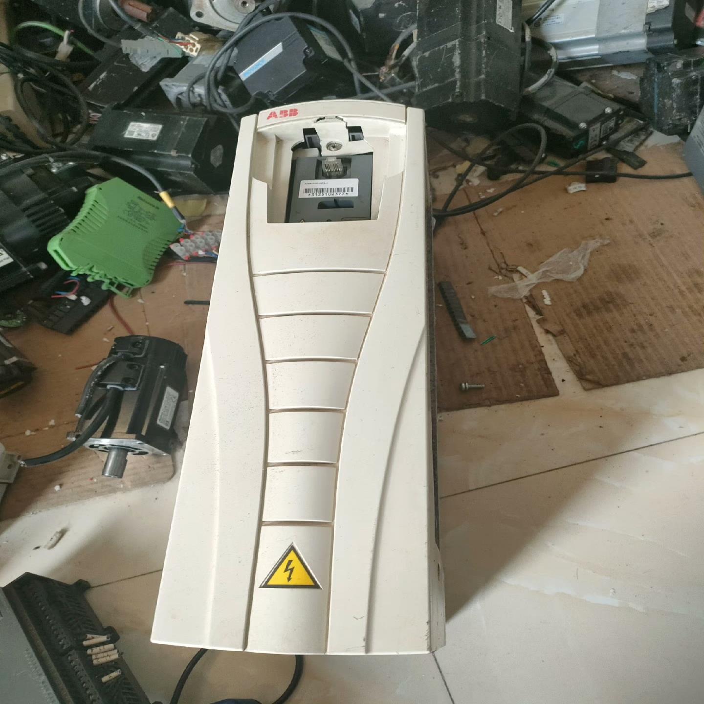 b变频器ACS510系列7.5kw外壳破了一点质量好（佳毅工控）