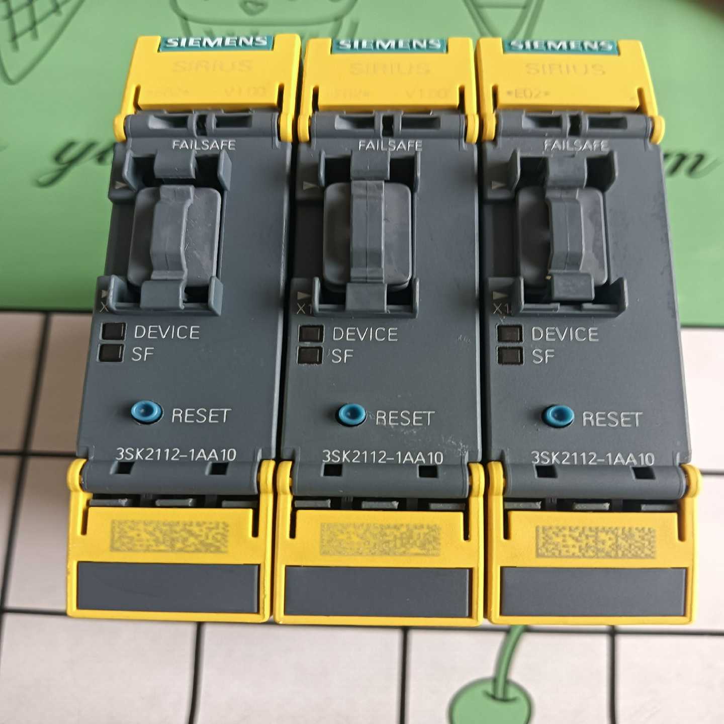 西门子安全继电器。3SK2112-1AA10,2个拆机件,成--议价商品