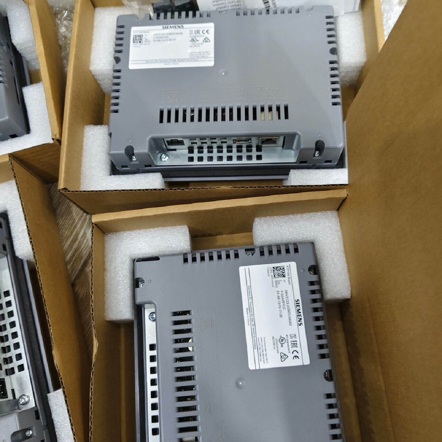 西门子KTP700 Basic触摸屏，型号6AV2 123---议价商品