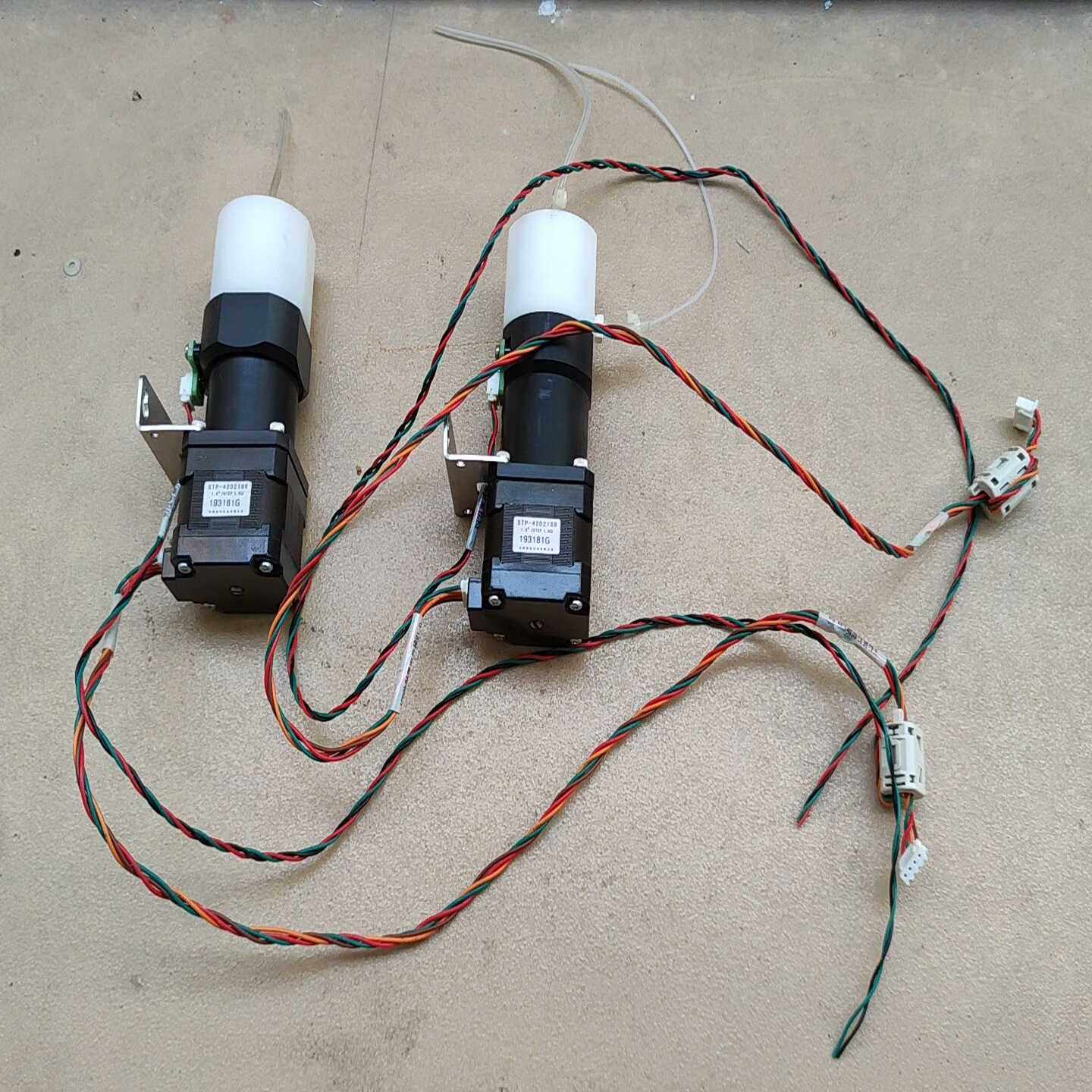 议价STP-42D2188注射泵，两枚价格。