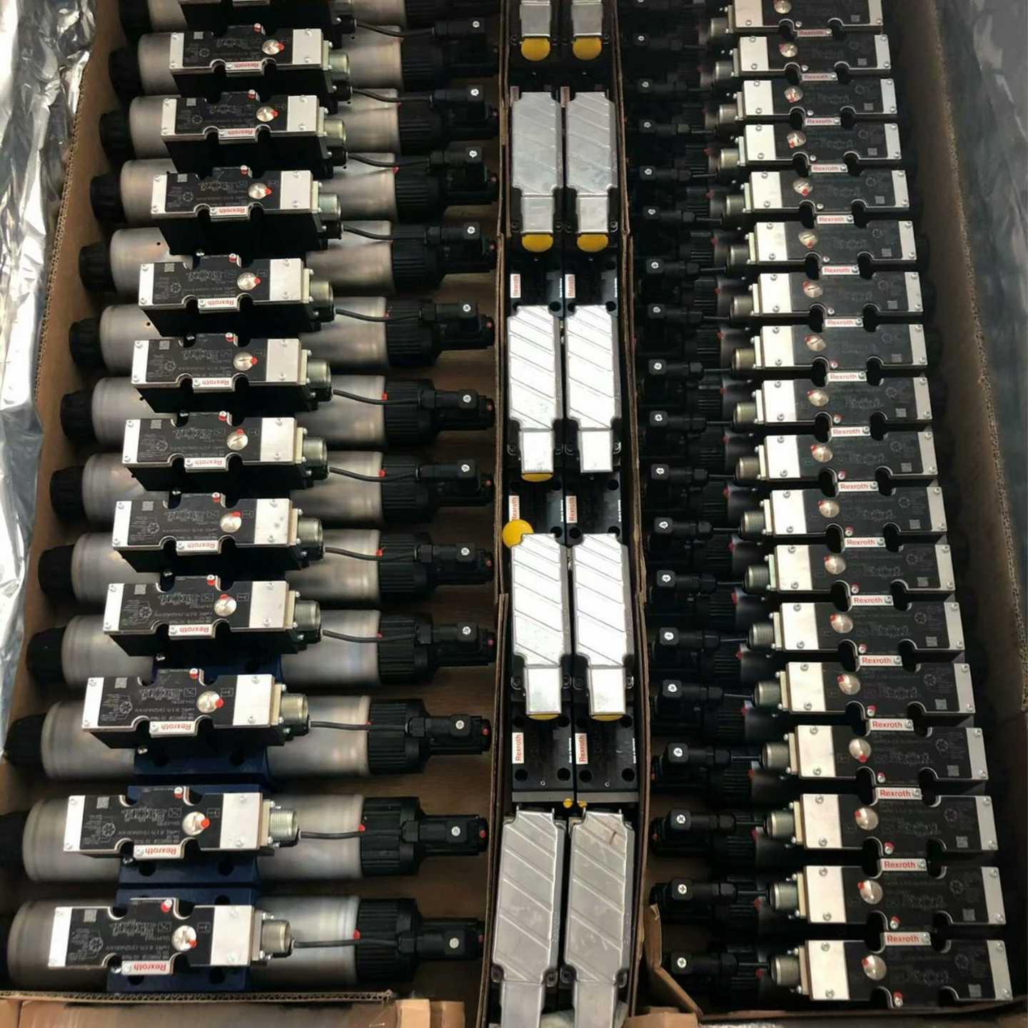 力士乐比例换向阀R9011994624WRZ32EB520-7X/6EG24GN9K4/D