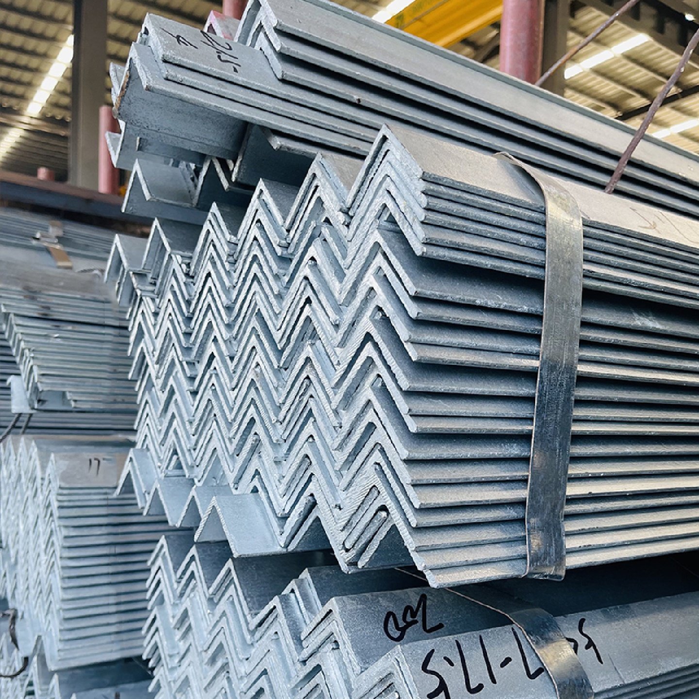 镀锌角铁幕墙角码建筑结构材料国标型材等边冲孔三角铁条万能角钢,金属材料及制品,角钢,淘宝优惠券,粉丝福利购,淘宝优惠卷