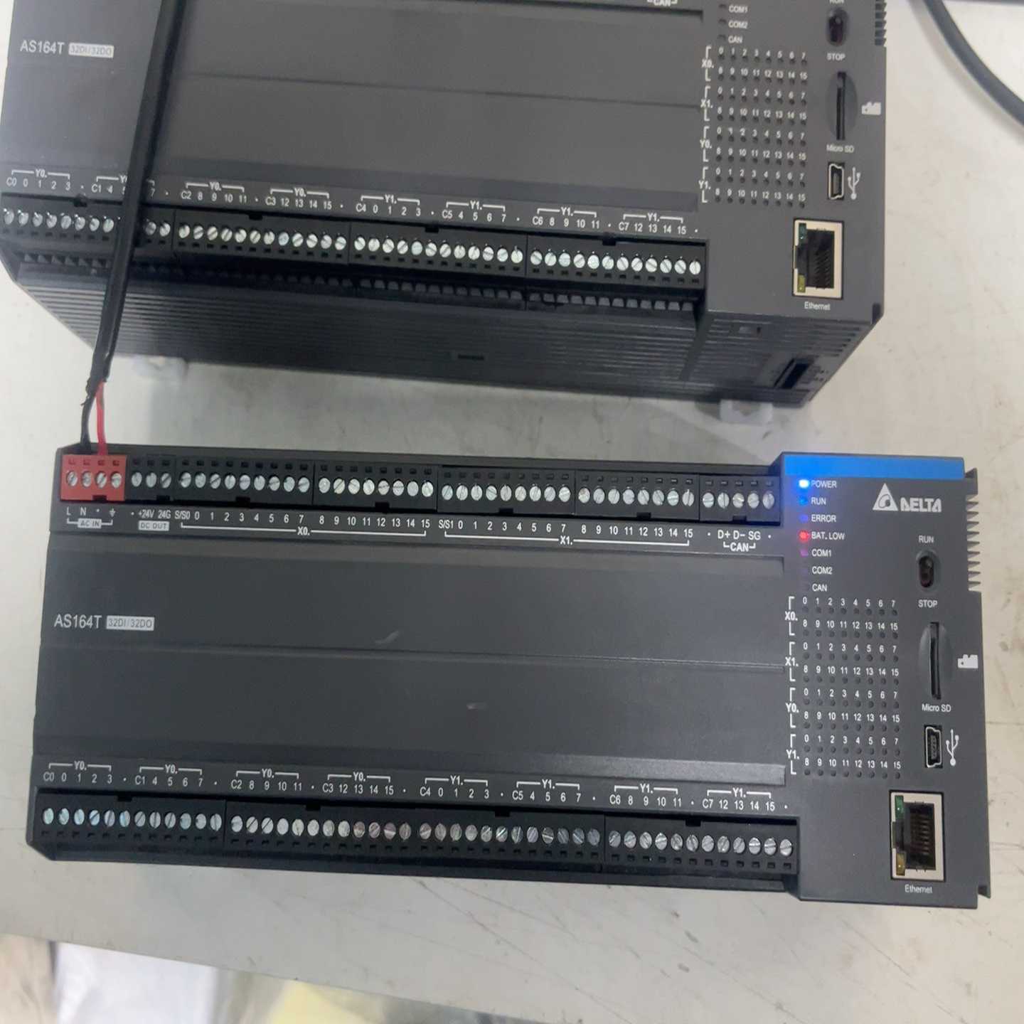 （议价）PLC控制器AS164T-A实物拍摄，通电如图。少一个电